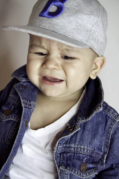 Mały chłopiec płacze. — Zdjęcie stockowe
