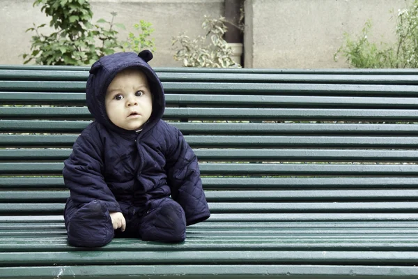 小男孩独自坐在户外 — 图库照片