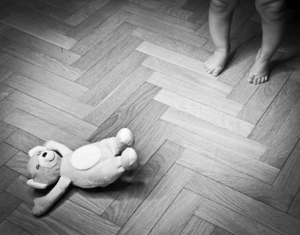Childs legs and teddy bear — Stock Photo, Image