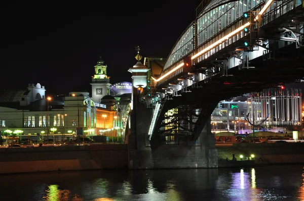 Most bogdan Chmelnickij poblíž Evropa náměstí v noci. Moskva. — Stock fotografie