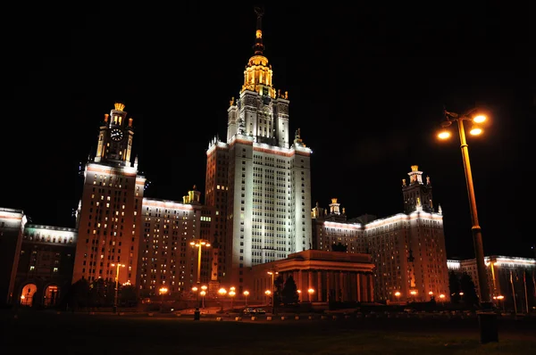 Lomonosov Universidad Estatal de Moscú por la noche — Foto de Stock