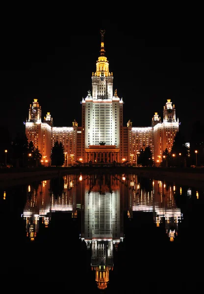 Lomonosov Universidad Estatal de Moscú por la noche — Foto de Stock