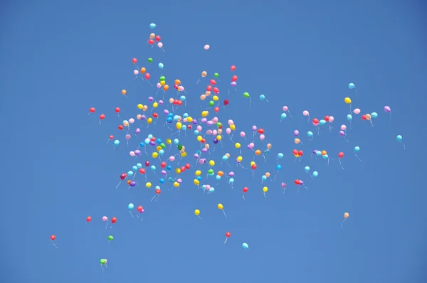 Mavi gökyüzü balonları.