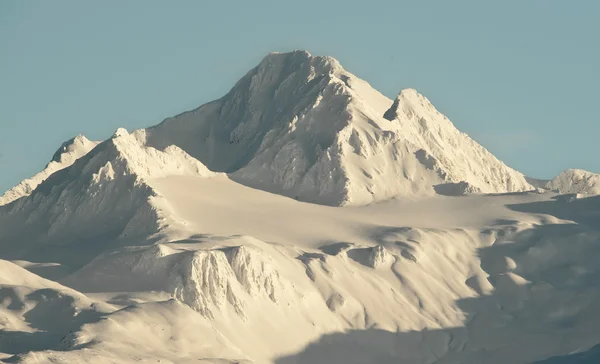 アラスカで覆われた山を雪します。 — ストック写真