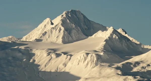 Sneeuw bedekte bergen in alaska — Stockfoto