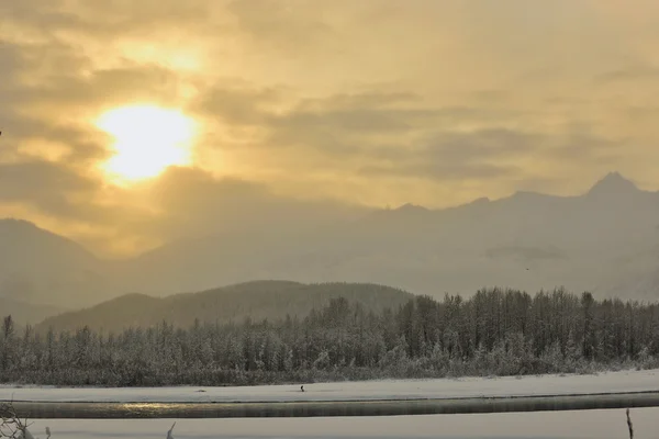 Montagne nella neve al tramonto — Foto Stock