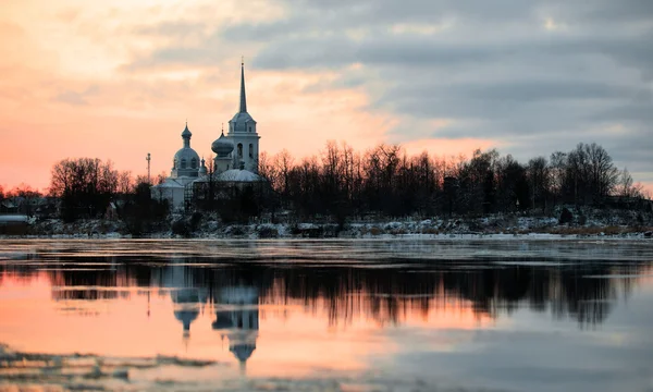 Monasterio Nikolo Medvedsky en Nueva Ladoga después del atardecer . —  Fotos de Stock