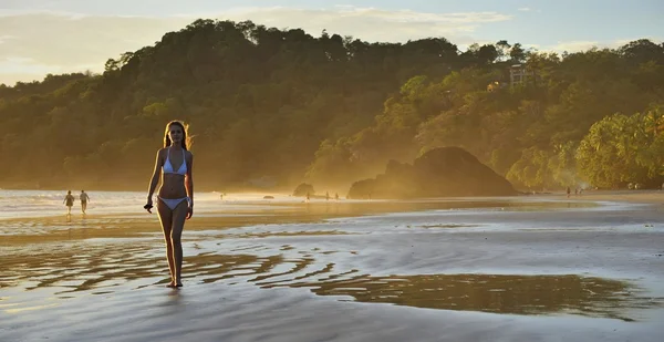 Ung vacker flicka på en strand. — Stockfoto
