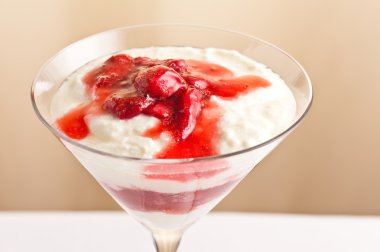 yapılan çilek ve yoğurt, puding tatlısı katmanlı