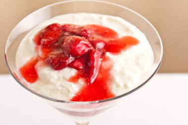 yapılan çilek ve yoğurt, puding tatlısı katmanlı
