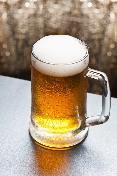 Bierpul voor een schitterende achtergrond — Stockfoto