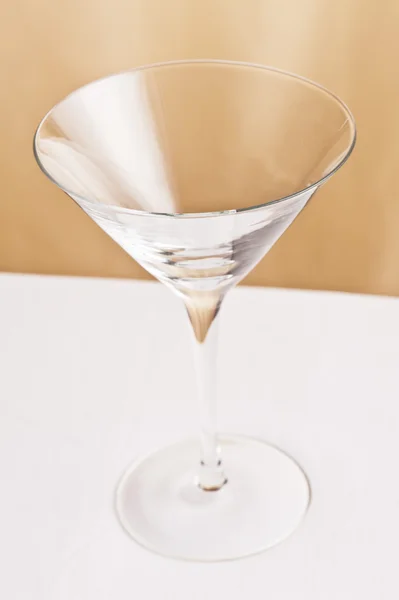 กระจก Martini ต่อหน้าพื้นหลังสีเบจ — ภาพถ่ายสต็อก
