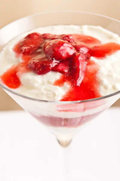 Dolce a strati a base di fragole e yogurt, budino — Foto Stock