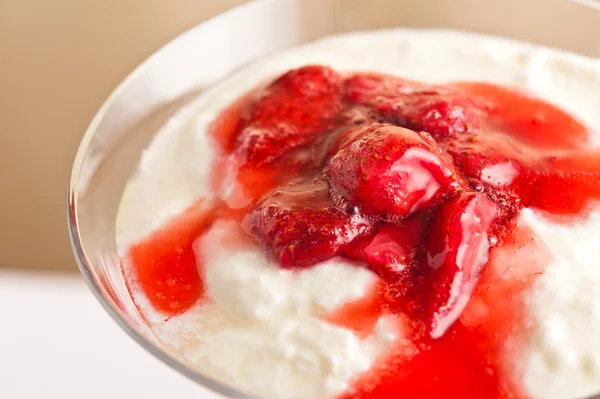 Dolce a strati a base di fragole e yogurt, budino — Foto Stock