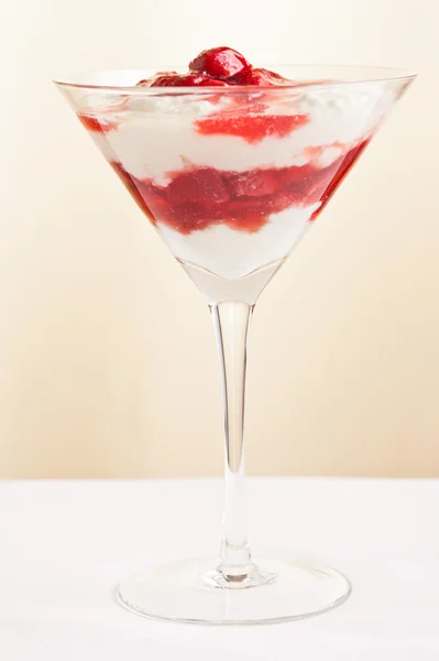 Layered dessert made from strawberries and yogurt, pudding — Stock Photo, Image