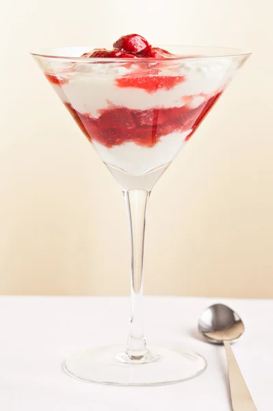 Layered dessert made from strawberries and yogurt, pudding — Stock Photo, Image
