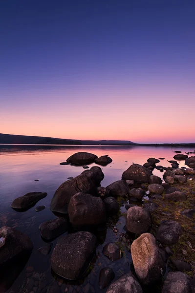 Wschód słońca nad pięknym jeziorem świecące słońce efekt — Zdjęcie stockowe