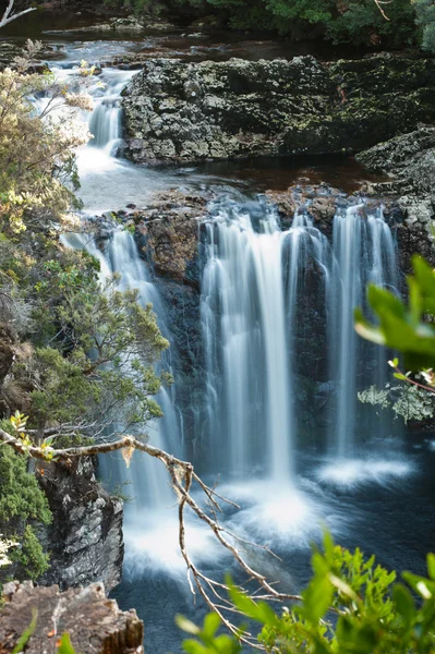 鉛筆の松の滝、山のクレードル — ストック写真