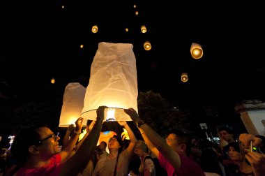 Loy krathong festivali