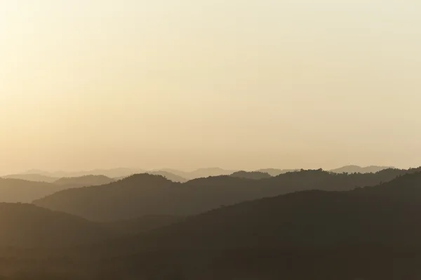 Solnedgången bakom bergen — Stockfoto