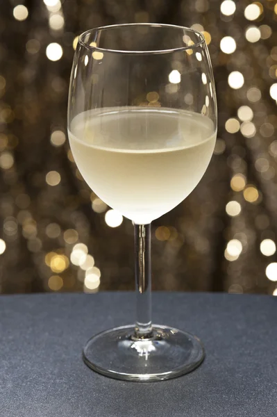 Weißwein vor schönem Hintergrund — Stockfoto