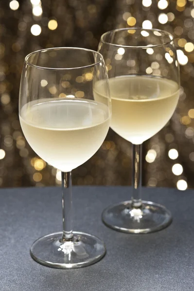 Біле вино перед мальовничим краєвидом — стокове фото