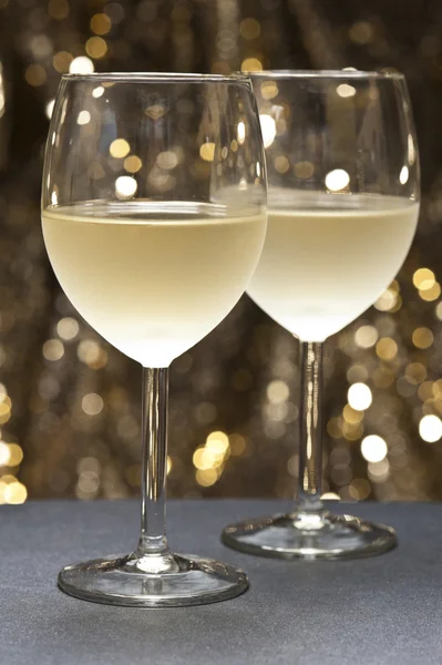 Λευκό κρασί μπροστά από το όμορφο φόντο — Φωτογραφία Αρχείου
