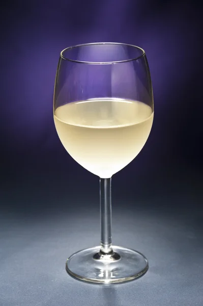 Bílé víno před krásné pozadí — Stock fotografie