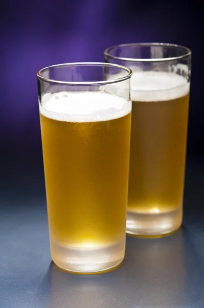 Bier glazen in de voorkant van een kleurrijke achtergrond — Stockfoto