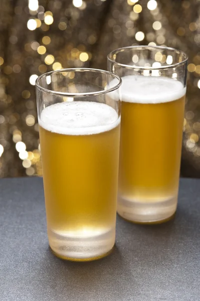 Bier glazen in de voorkant van een kleurrijke achtergrond — Stockfoto