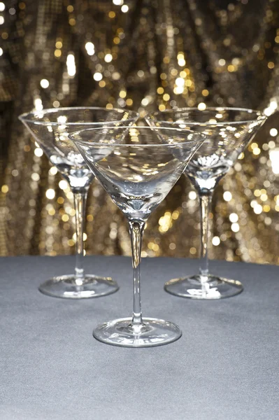 Trzy kieliszki dla martini w przód o tle świecidełka — Zdjęcie stockowe