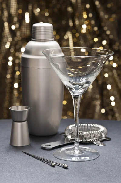 Ein Martini-Glas mit Barkeeper-Werkzeugen — Stockfoto