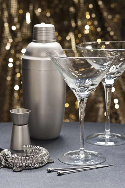 Zwei Martini-Gläser mit Barkeeper-Werkzeugen — Stockfoto
