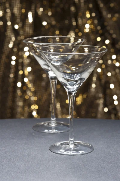 Gafas Martini frente al fondo de brillo — Foto de Stock