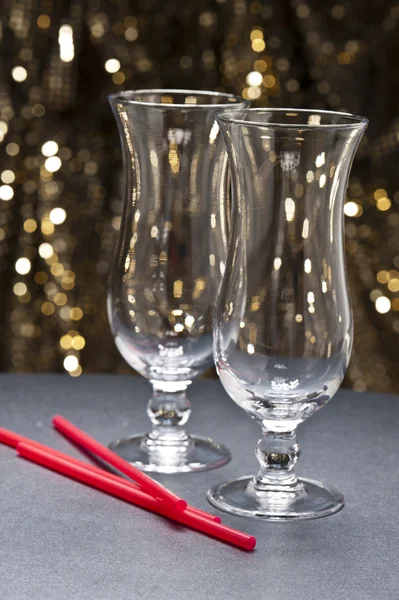 Длинные стаканы для напитков, стаканы для хайбола с соломинками перед глиной — стоковое фото