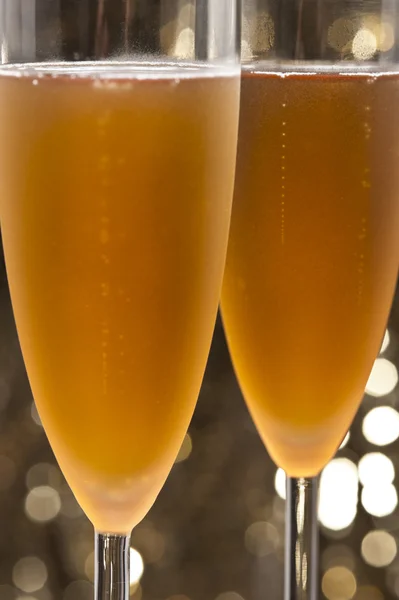 Champagne glas framför glitter bakgrund — Stockfoto
