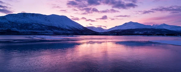 Crepúsculo acima de um vau na Noruega com cores lindas — Fotografia de Stock
