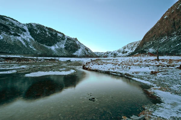 Norveç Fiyordu doğru bir nehir akar — Stok fotoğraf