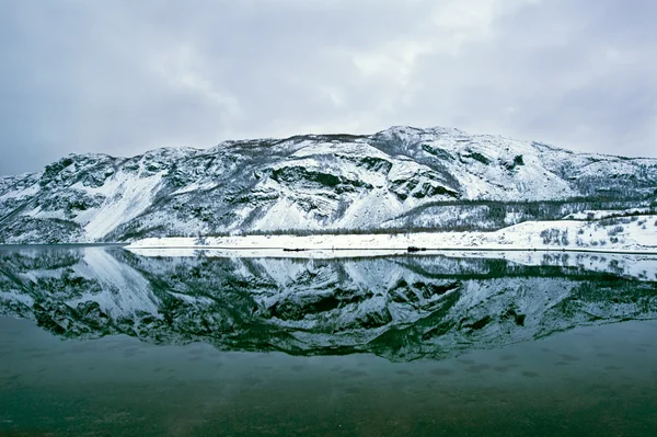 Горный хребет во фьорде в Норвегии — стоковое фото