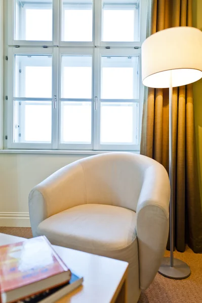 Fenster beleuchtet eine Sitzecke — Stockfoto