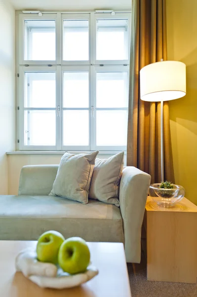 Fenêtre illumine un coin salon avec des fruits au premier plan — Photo