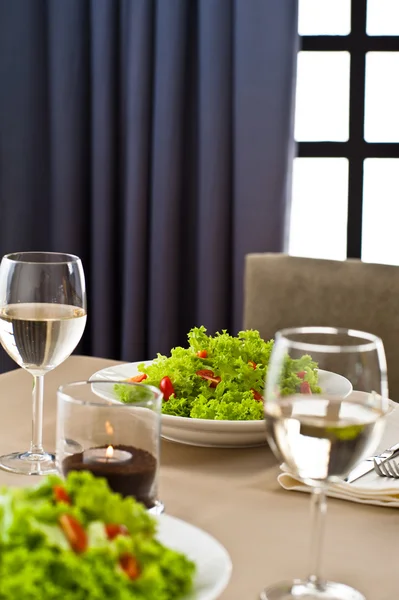 Binnen interieur tabel omgeving met mooie salade — Stockfoto