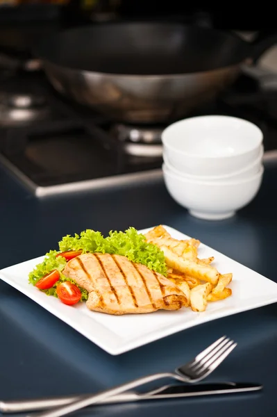 닭, 감자 튀김 및 샐러드 — 스톡 사진