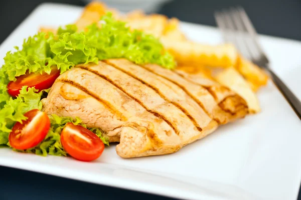 Frango, batatas fritas e salada — Fotografia de Stock