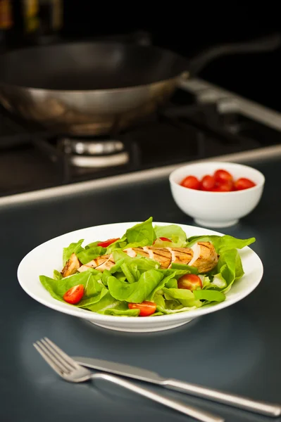 Gesneden kipfilet als salade ingrediënten — Stockfoto