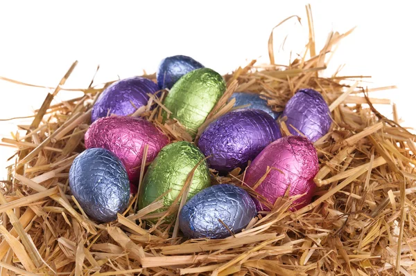 Olki pesä suklaalla Pääsiäismunat — kuvapankkivalokuva