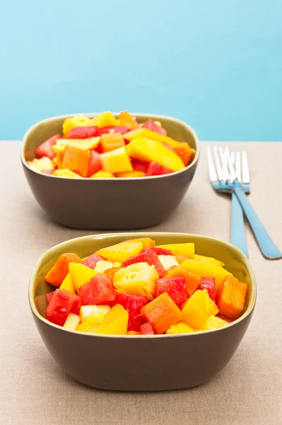 Duas tigelas de salada de frutas tropicais mistas — Fotografia de Stock