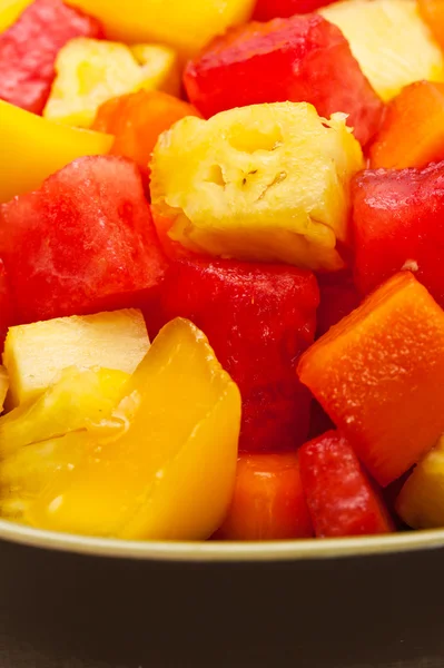 1 miseczka sałatki mieszanych owoców tropikalnych — Zdjęcie stockowe