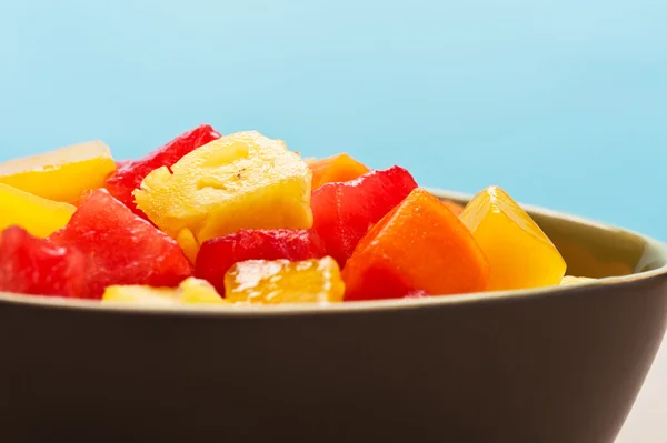 1 miseczka sałatki mieszanych owoców tropikalnych — Zdjęcie stockowe