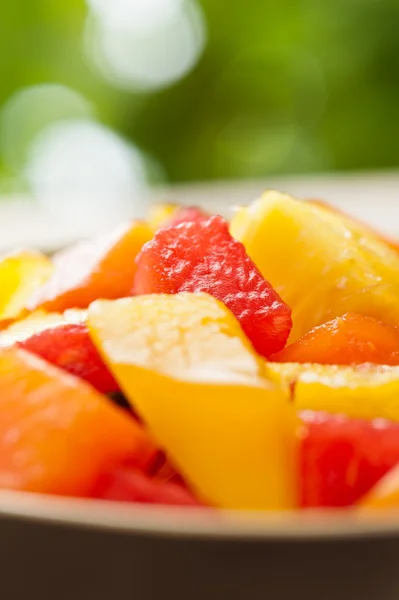 En tallrik blandad tropisk fruktsallad — Stockfoto